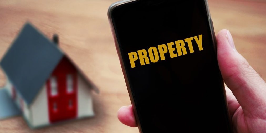 Property label with house house and phone with property text